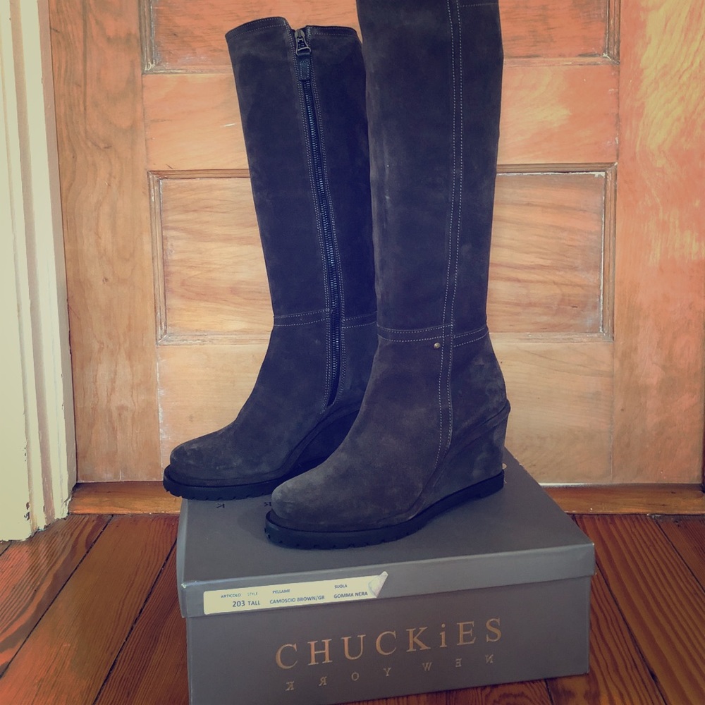 Chuckies NY SUEDE BOOTS.