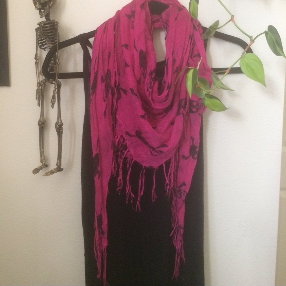 Skull and crossbones scarf