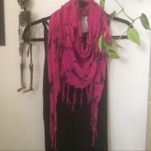 Skull and crossbones scarf