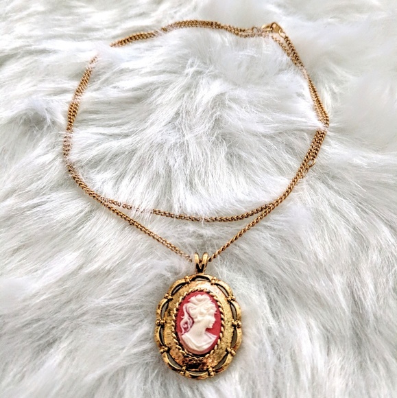 Vintage Jewelry - Vintage Cameo Pendant 🔸