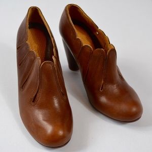 NWOT Chie Mihara - Brown Scalloped Leather Booties