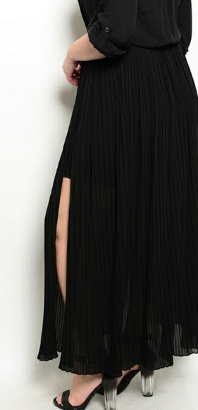 Maxi Pleated Skirt - Plus Size - Picture 2 of 3