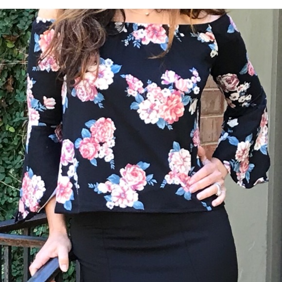 Bell sleeves floral top - Picture 2 of 8