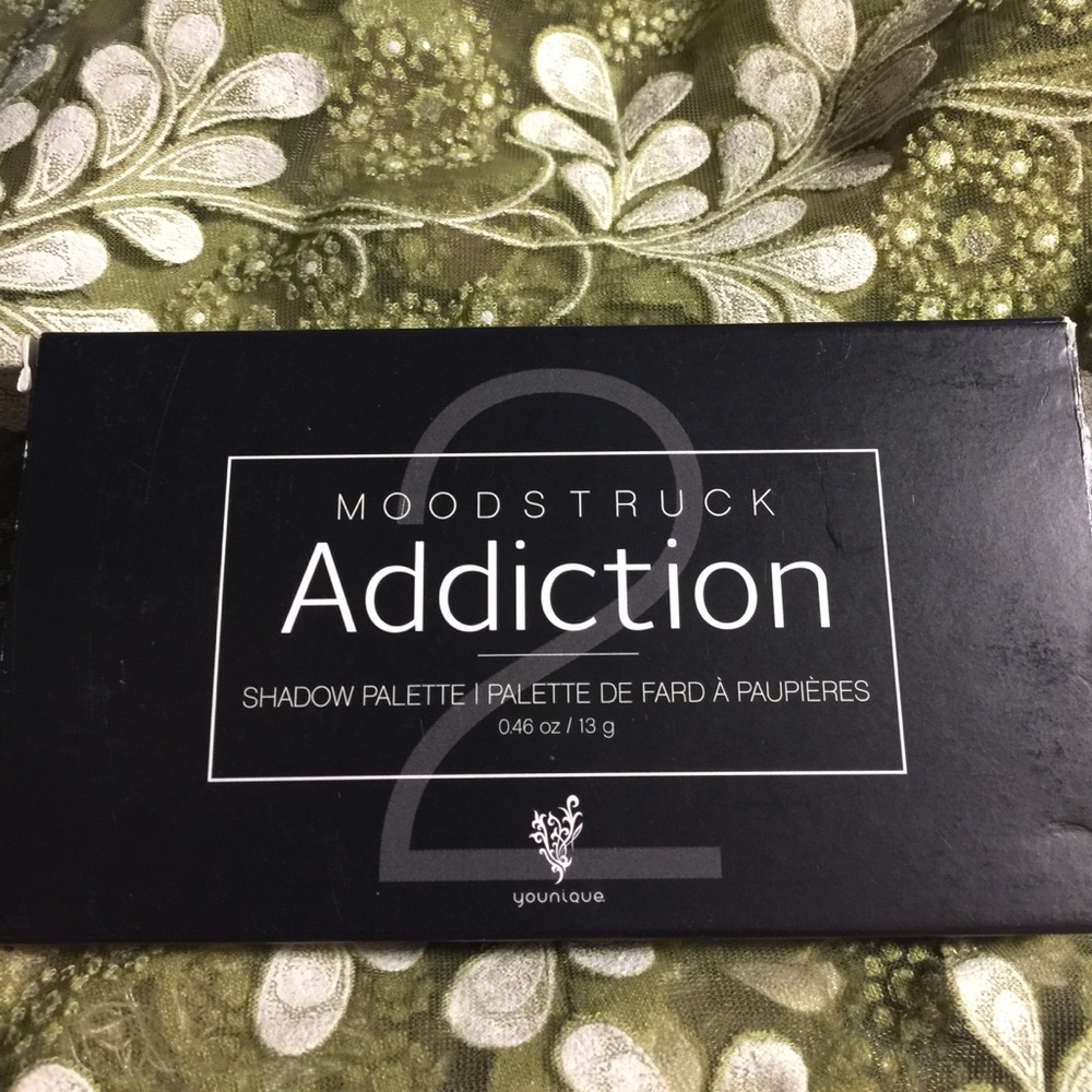 Younique Moonstruck Addiction Shadow Palette.