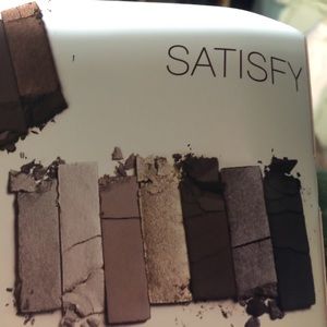 Younique Makeup - Younique Moonstruck Addiction Shadow Palette. Younique Makeup - Younique Moonstruck Addiction Shadow Palette.