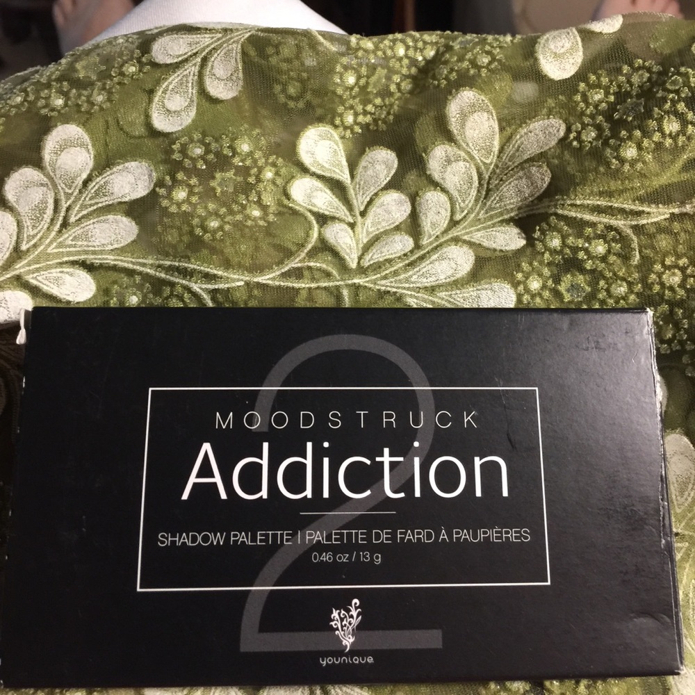 Younique Moonstruck Addiction Shadow Palette.