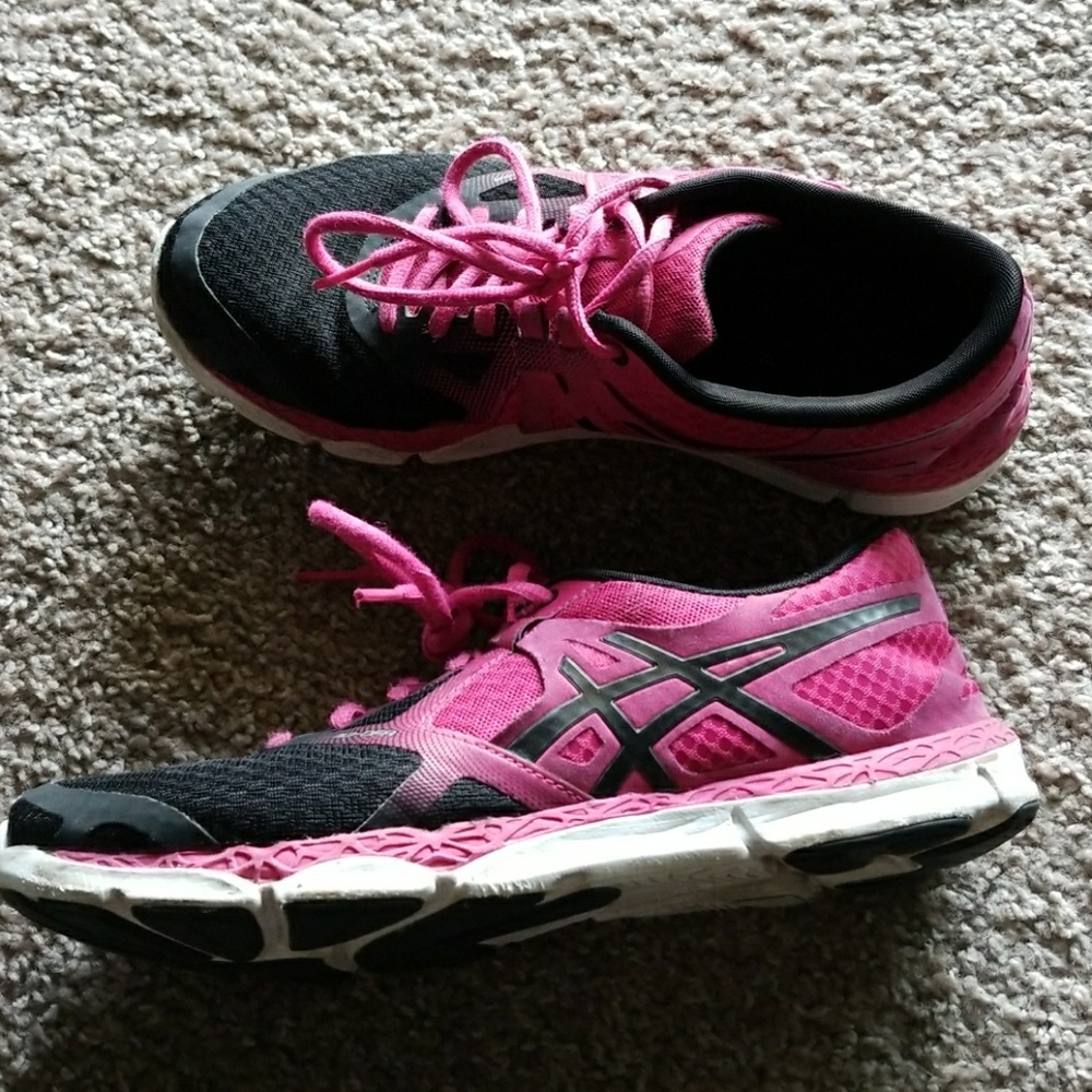 Black and Pink Asics. Gently warn, Fluidaxis