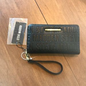 Steve Madden Logo Wallet! ❤️