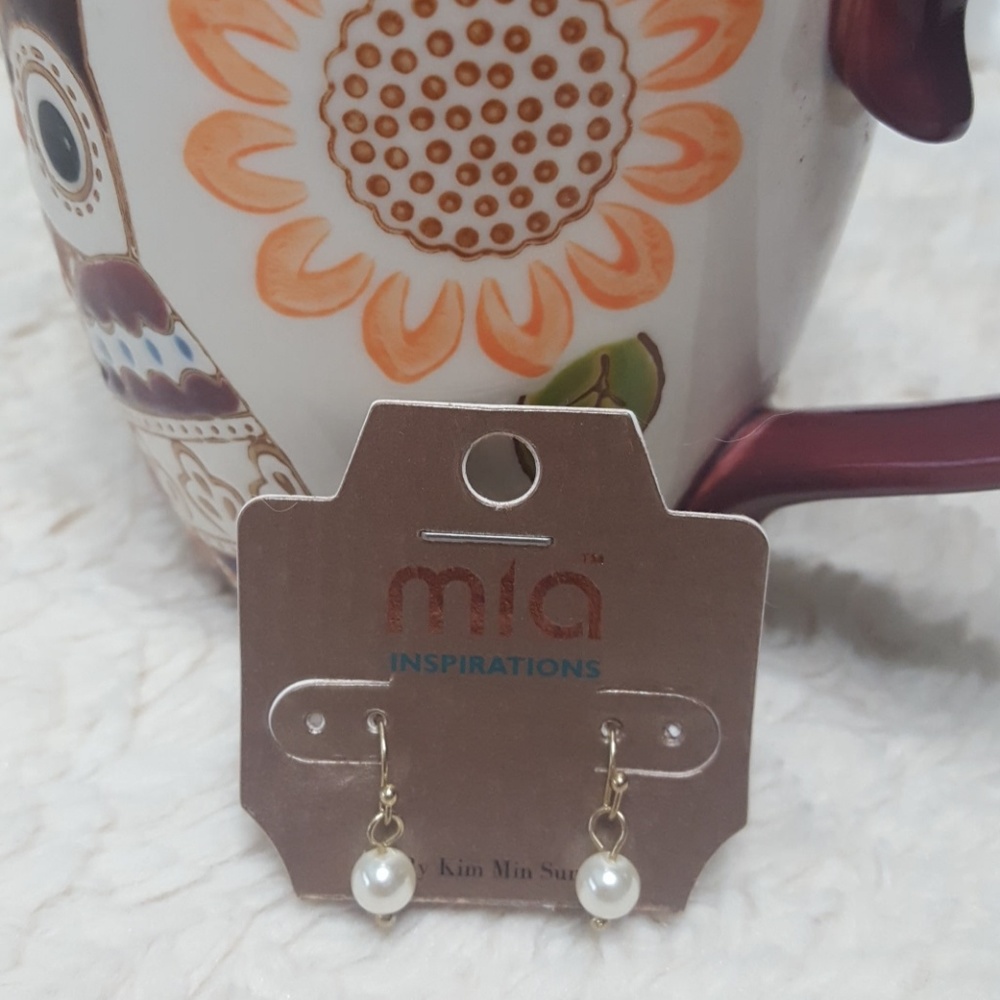 Dainty Gold & Pearl Earrings!