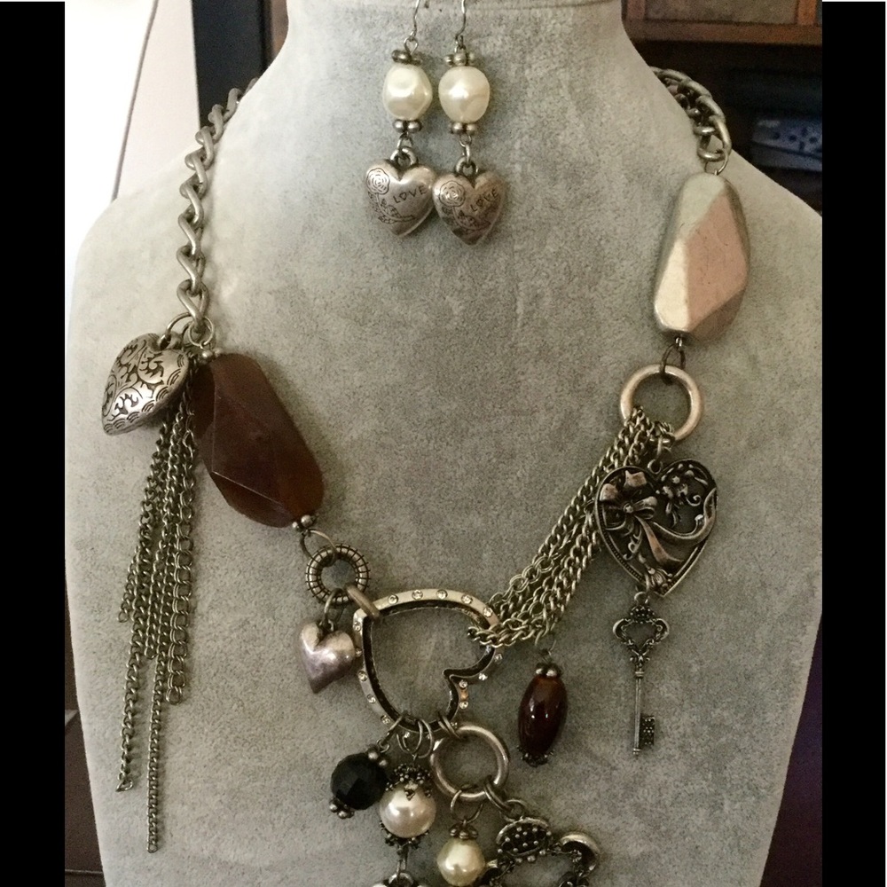 NWT Statement necklace set