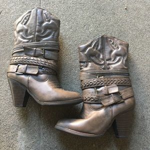 Western Heeled Buckle Boots