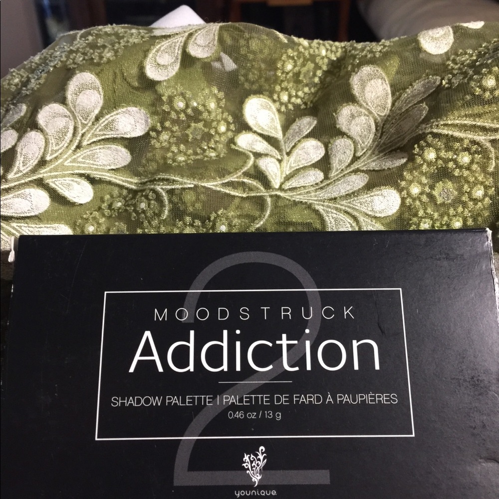Younique Moonstruck Addiction Shadow Palette.