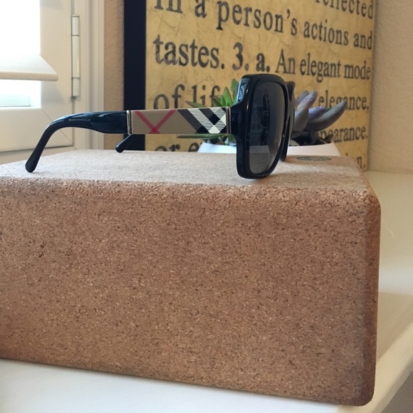 Burberry Accessories - ✨Burberry Sunglasses
