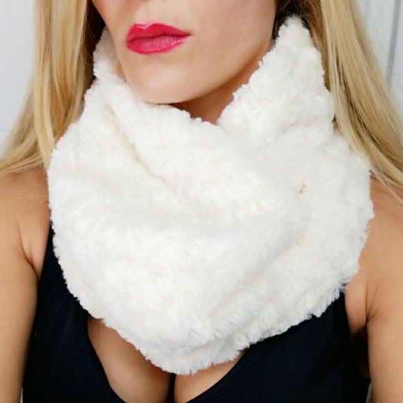 CREAM FAUX FUR INFINITY SCARF - Picture 2 of 4