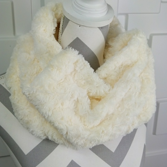 CREAM FAUX FUR INFINITY SCARF - Picture 4 of 4