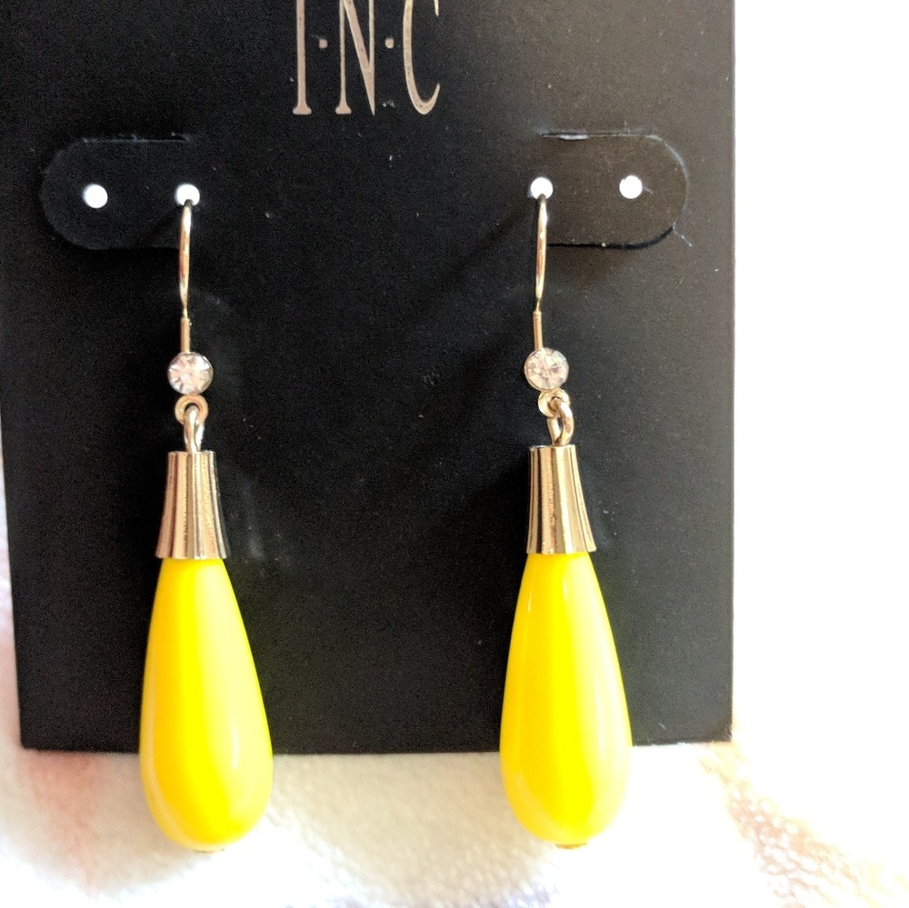 **SOLD** NWT Vibrant INC Delicate Drop Earrings