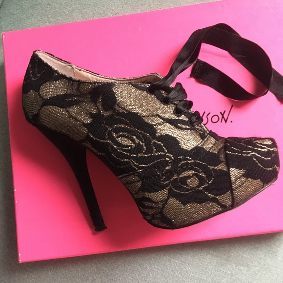 Betsey Johnson Graciey Booties 6.5 - Picture 1 of 5