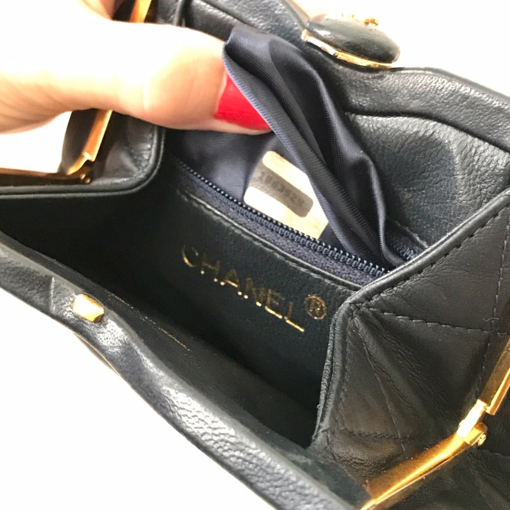SOLD Chanel Vintage Dark Navy Lambskin CC Purse - Picture 7 of 8
