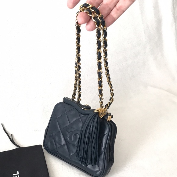SOLD Chanel Vintage Dark Navy Lambskin CC Purse - Picture 2 of 8