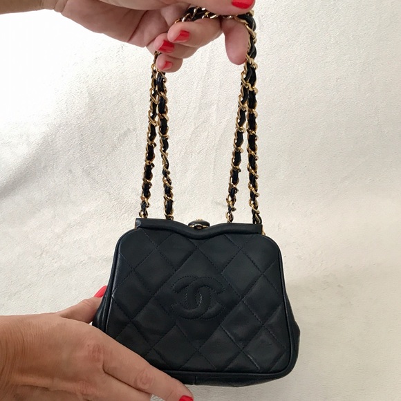 SOLD Chanel Vintage Dark Navy Lambskin CC Purse - Picture 5 of 8