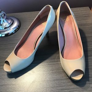 Nude open toe pump