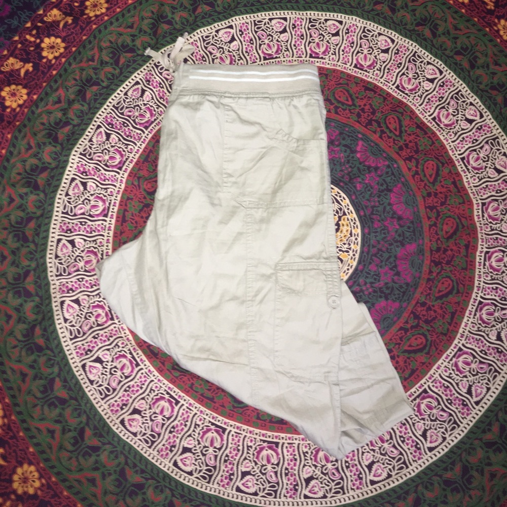 *NWOT* Cream Cargo Capris