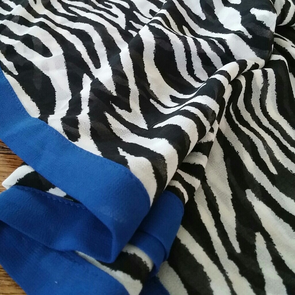 SOLD!!!  White House Black Market scarf - Picture 2 of 4