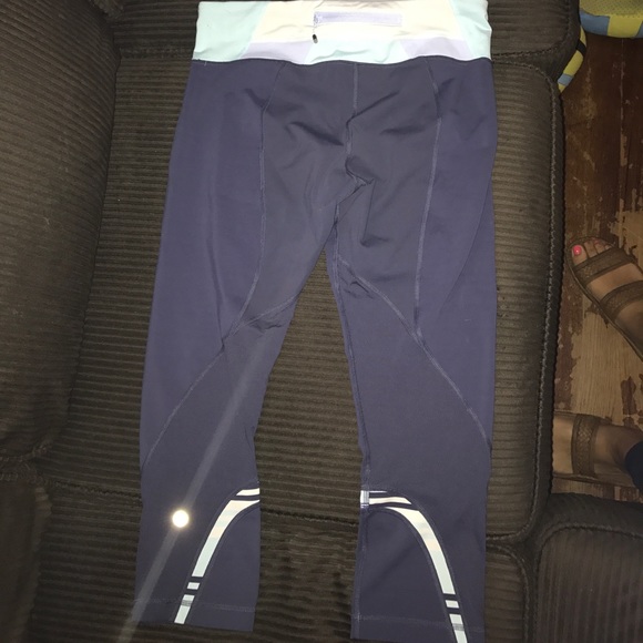 Lululemon Inspire Crops - Picture 2 of 5