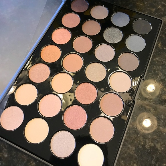 28 Colors Eyeshadow Palette - Picture 2 of 3