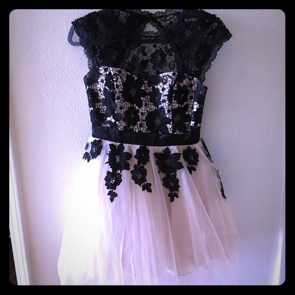 Beautiful dress for homecoming or prom never worn - Picture 1 of 2