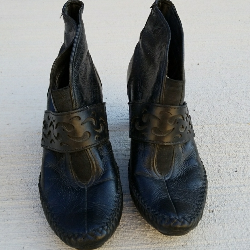 Indigo by Clark's boot.