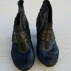 Indigo by Clark's boot.