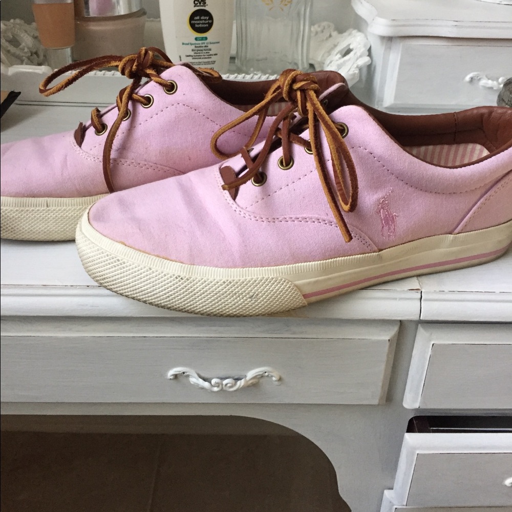 Tennis shoes