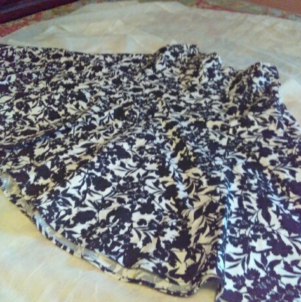 Apostrophe Stretch Size 6 Skirt