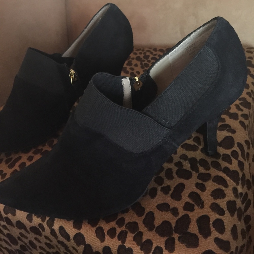 New Ellen Tracy black suede shoe w elastic top/zip