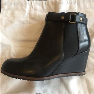 ❣️❣️NEW❣️❣️ Cute wedge booties!