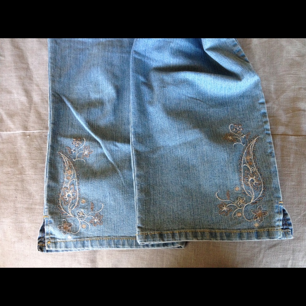 Gloria Vanderbilt embellished Capri jeans