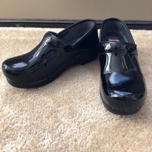 Dansko XP black patent leather clogs