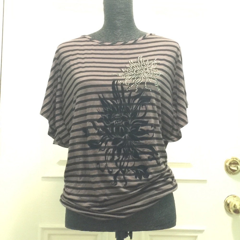 Nice top w/gathered sides and beaded details