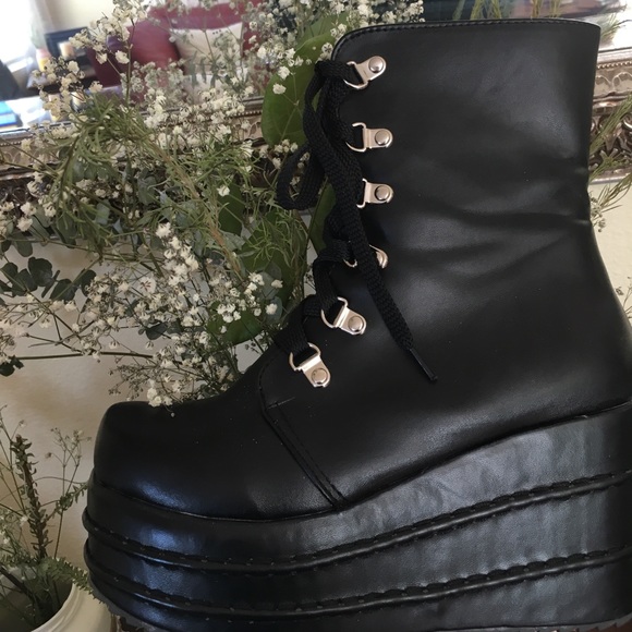 Platform boots, comfortable and edgy - Picture 2 of 2