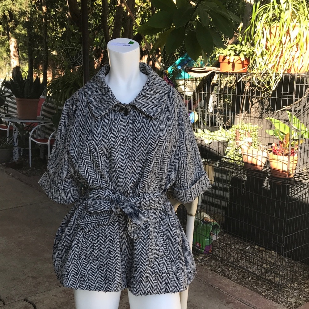 Short sleeves Jacket with a saint tide .