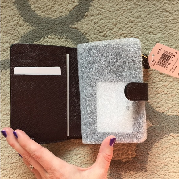 ❌SOLD❌ Coach crossgrain leather corner zip wallet - Picture 8 of 8