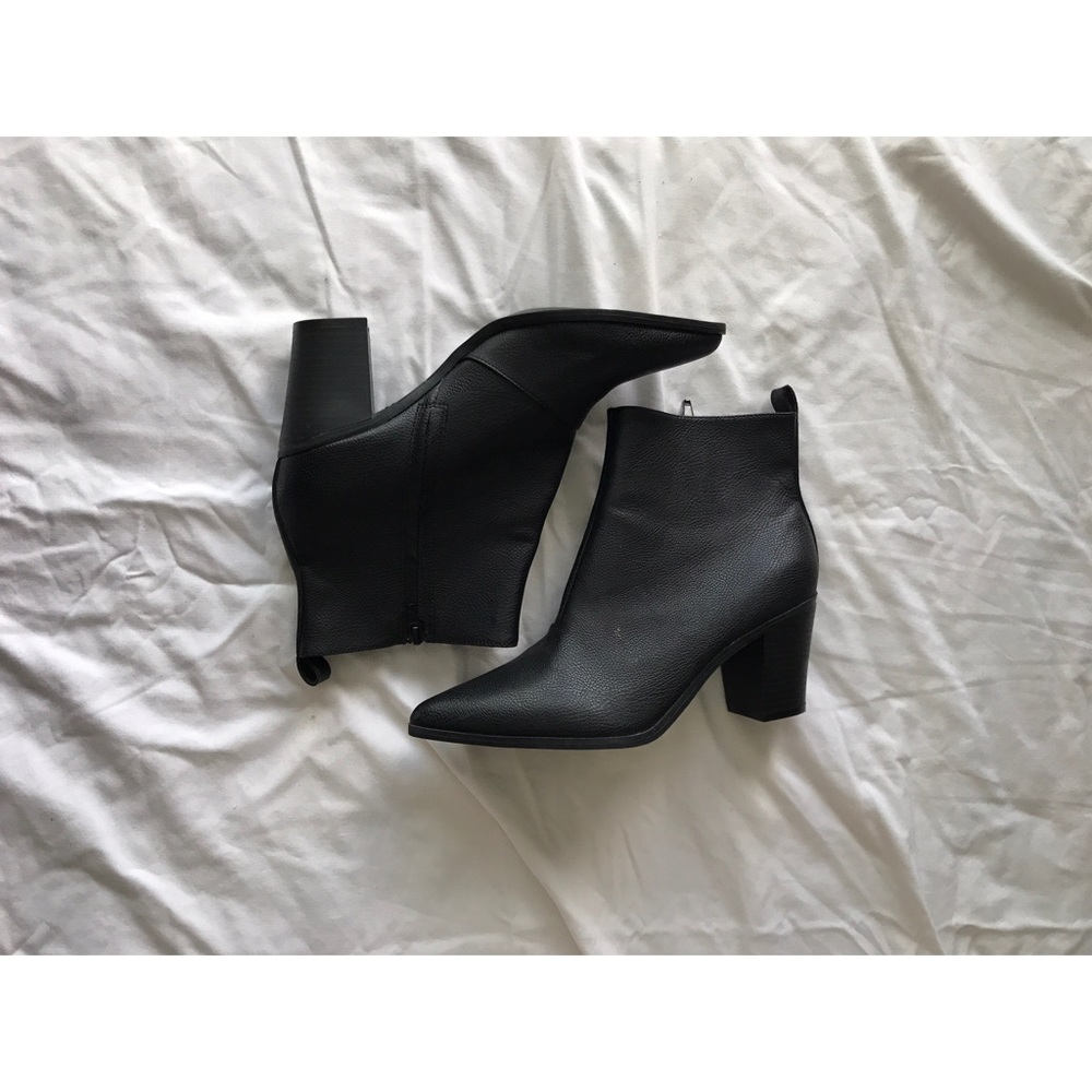 Black pointed toe Bootie