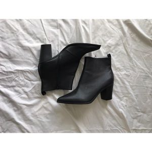 Black pointed toe Bootie