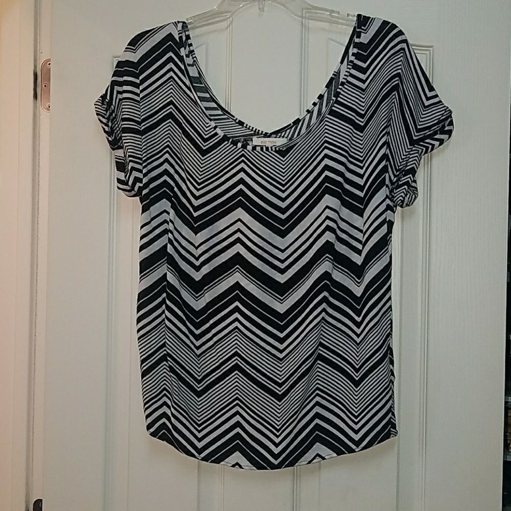 B/w chevron stripe short sleeve scoop neck