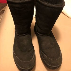 Black UGG boots 👢