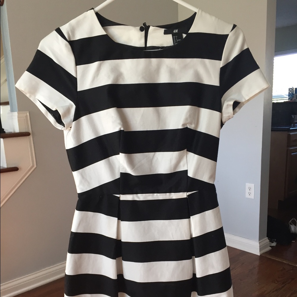 NWOT H&M Black & White Short Bubble Dress