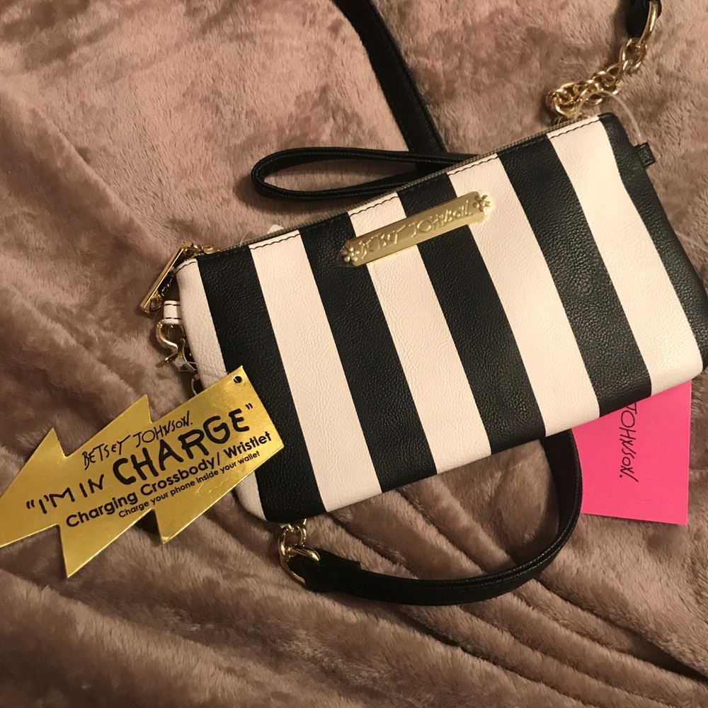 Betsey Crossbody Phone Charging Bag!