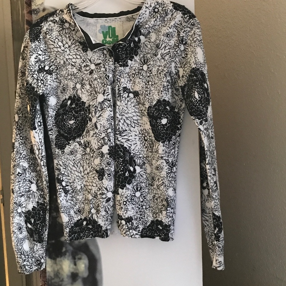 Cute longsleeve black and white sweater