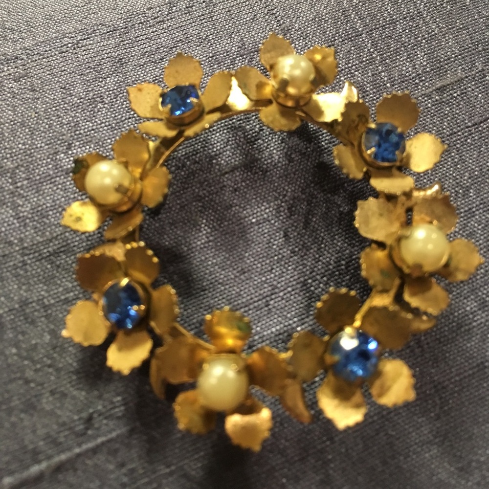 Vintage Goldtone wreath pin